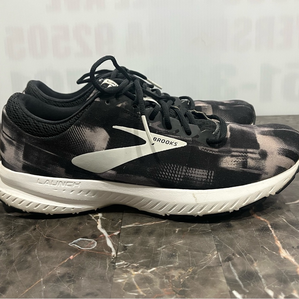 Brooks Men's Black and White Athletic Shoes